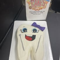 Tooth-shaped custom cake from Kiss Me Cakes